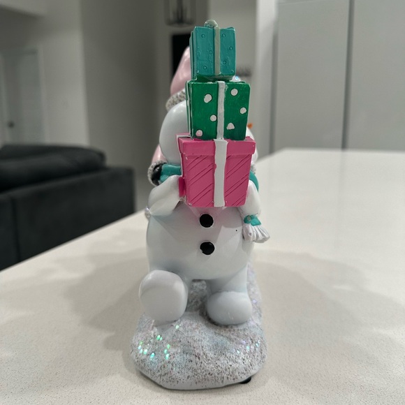 🆕 Christmas Resin Holiday Decor – Pink Santa & Snowmen Figurine! - Picture 2 of 7